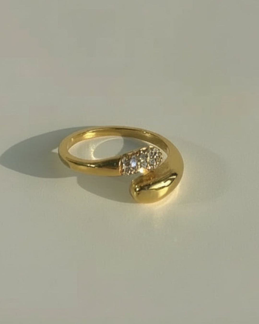 Halo Curve Ring